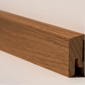 Sockelleiste Eiche caramel / mocca furniert