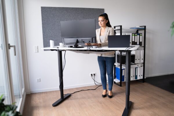 Höhenverstellbarer Schreibtisch in 3 Größen – Bild 3